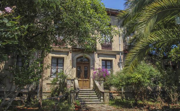 En la imagen tomada en julio de 2018 se aprecia la fachada principal de la casa de López Albo, construida en el año 1891, de estilo historicista (neoclásico), rodeada de varios árboles que también han sido cortados.