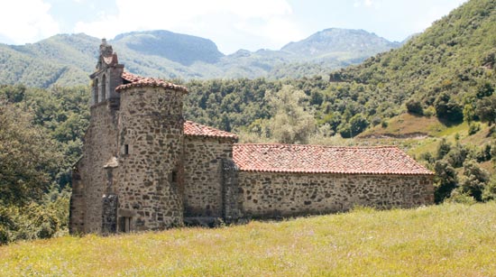 La iglesia de San Juan Bautista, en Lomeña, conserva reminiscencias románicas.