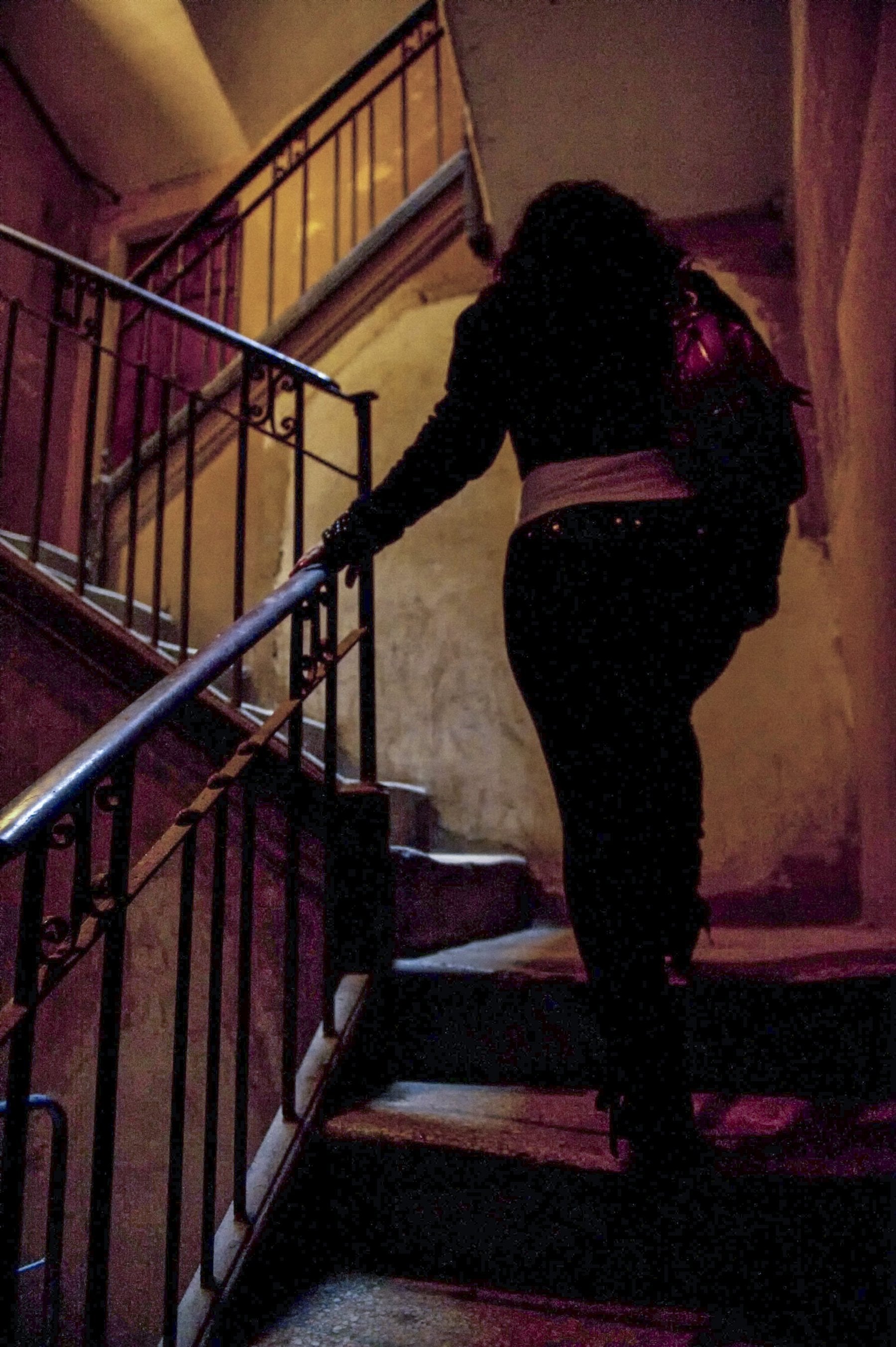 Imagen de archivo de una mujer accediendo a un piso relax, en Barcelona.