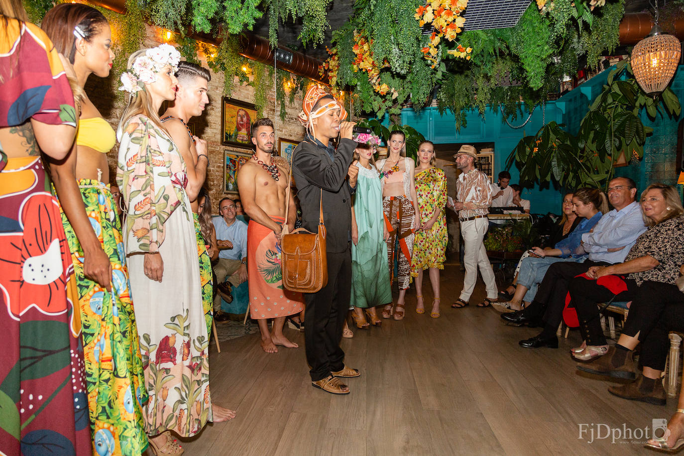 El artista sergipano Abrahao Bispo presentó una sensual colección crucero inspirada en las playas del nordeste brasileño, cuyo broche final lo puso un conocido tema musical de su tierra que fue interpretado a capela por él mismo 