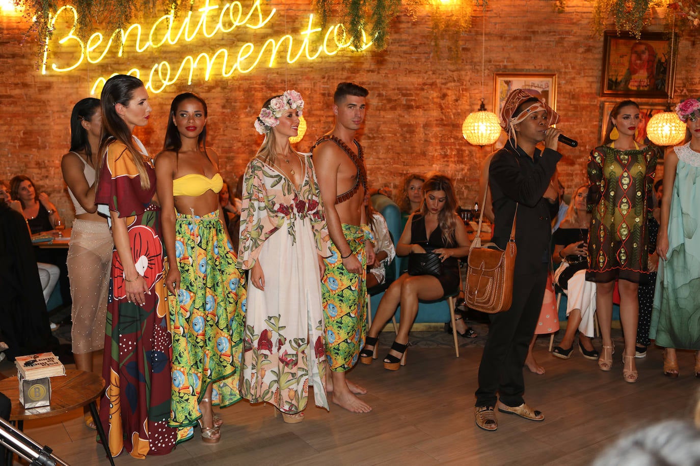 El artista sergipano Abrahao Bispo presentó una sensual colección crucero inspirada en las playas del nordeste brasileño, cuyo broche final lo puso un conocido tema musical de su tierra que fue interpretado a capela por él mismo 