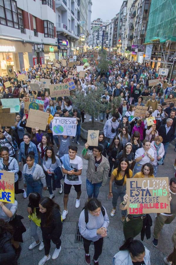 Jóvenes por las calles de Santander protestan contra el cambio climático