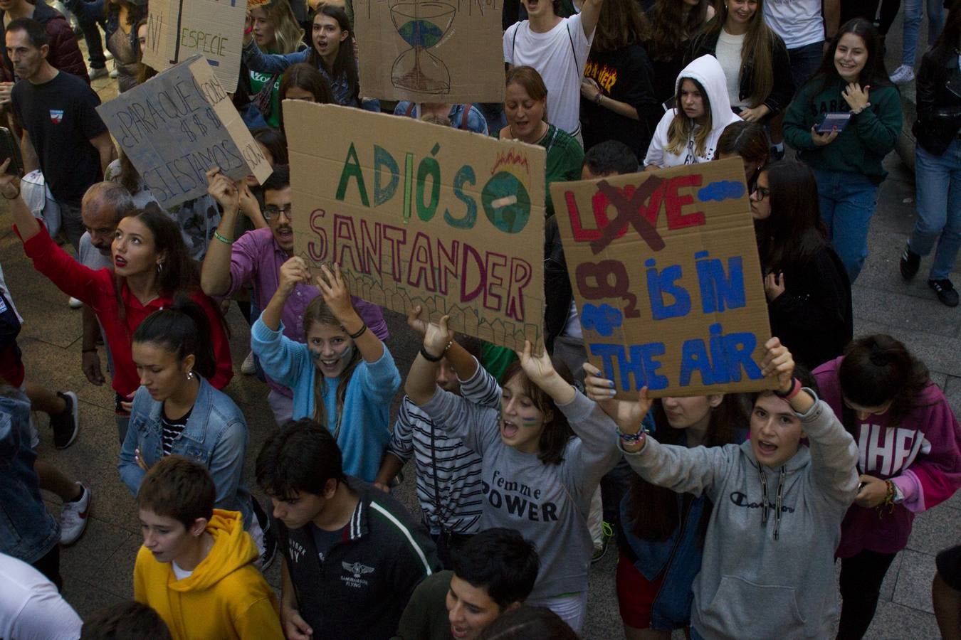 Jóvenes por las calles de Santander protestan contra el cambio climático