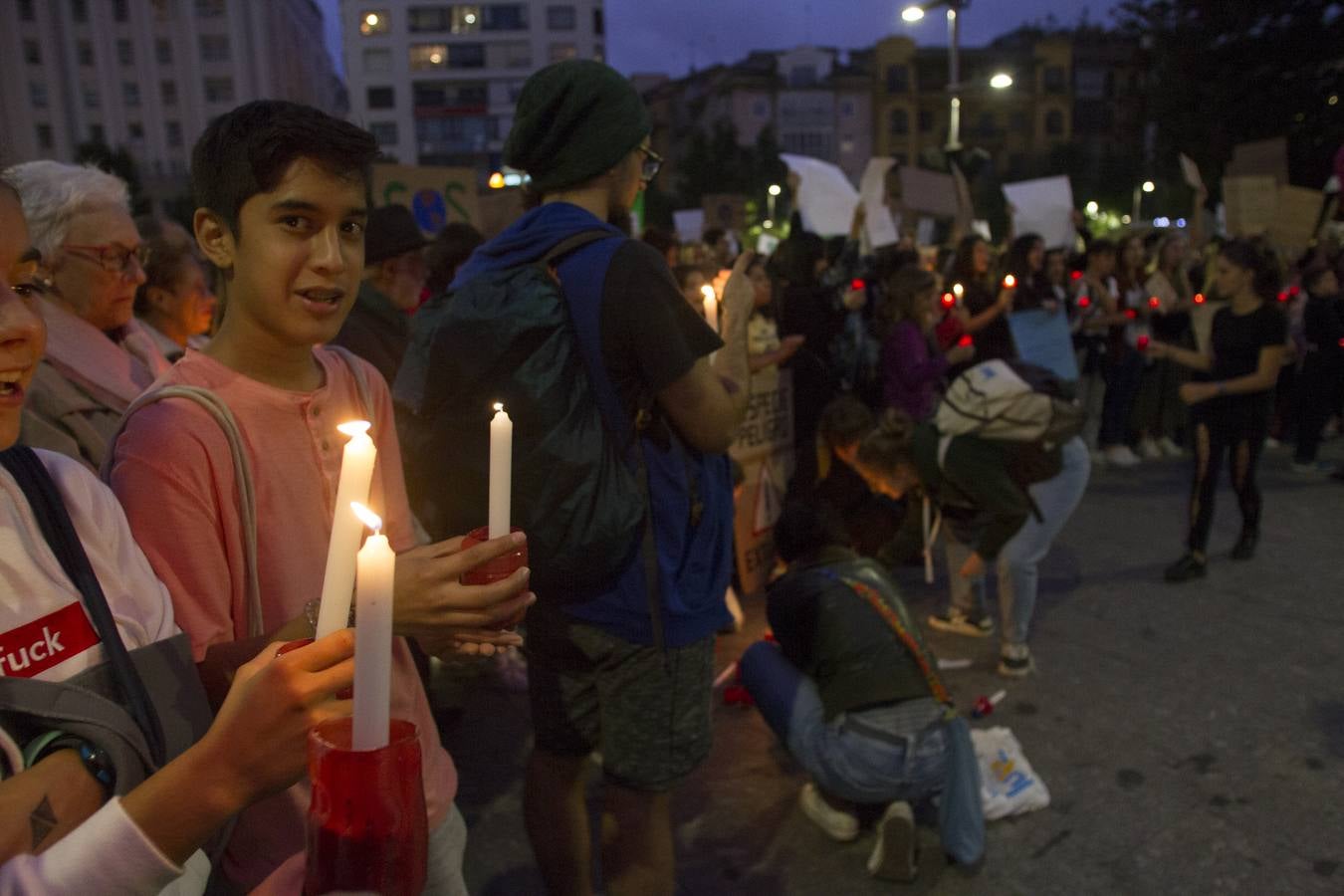 Jóvenes por las calles de Santander protestan contra el cambio climático