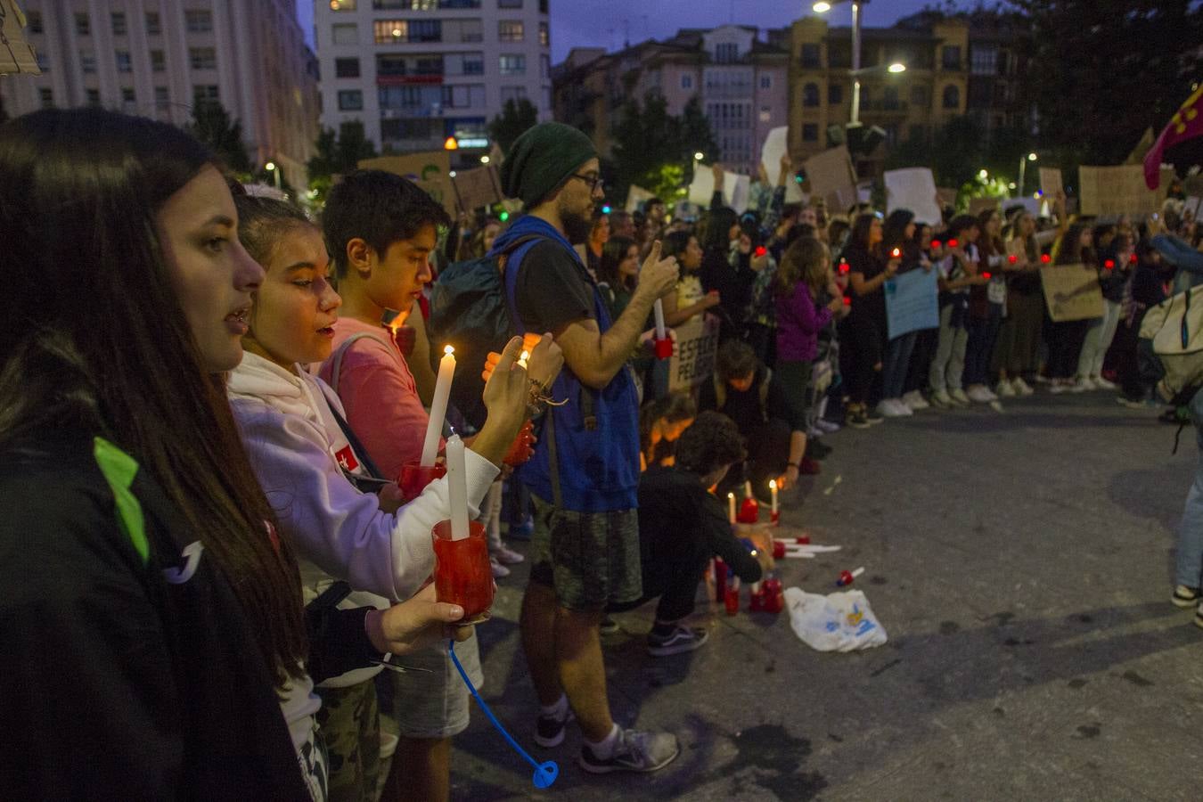 Jóvenes por las calles de Santander protestan contra el cambio climático