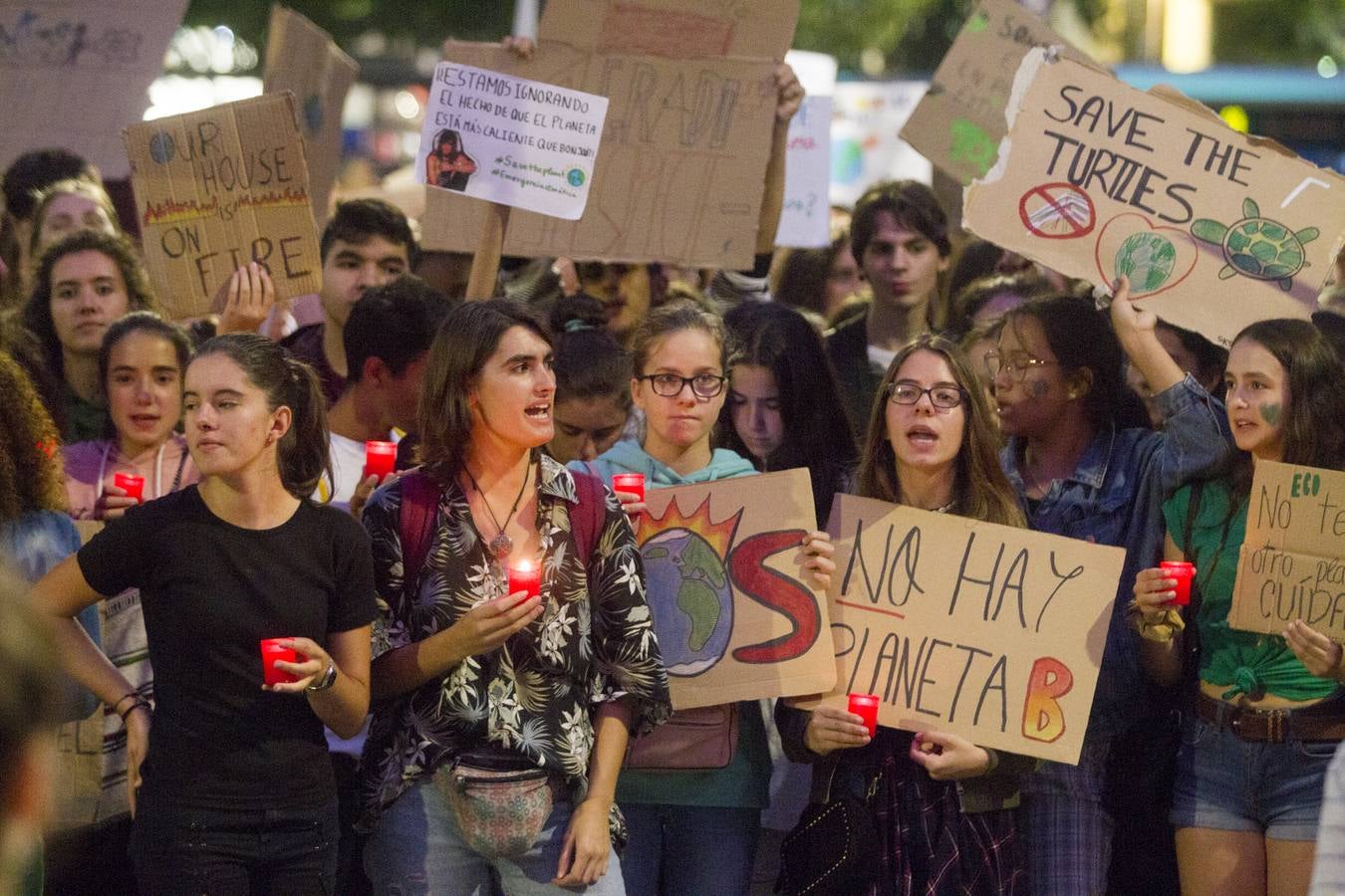 Jóvenes por las calles de Santander protestan contra el cambio climático