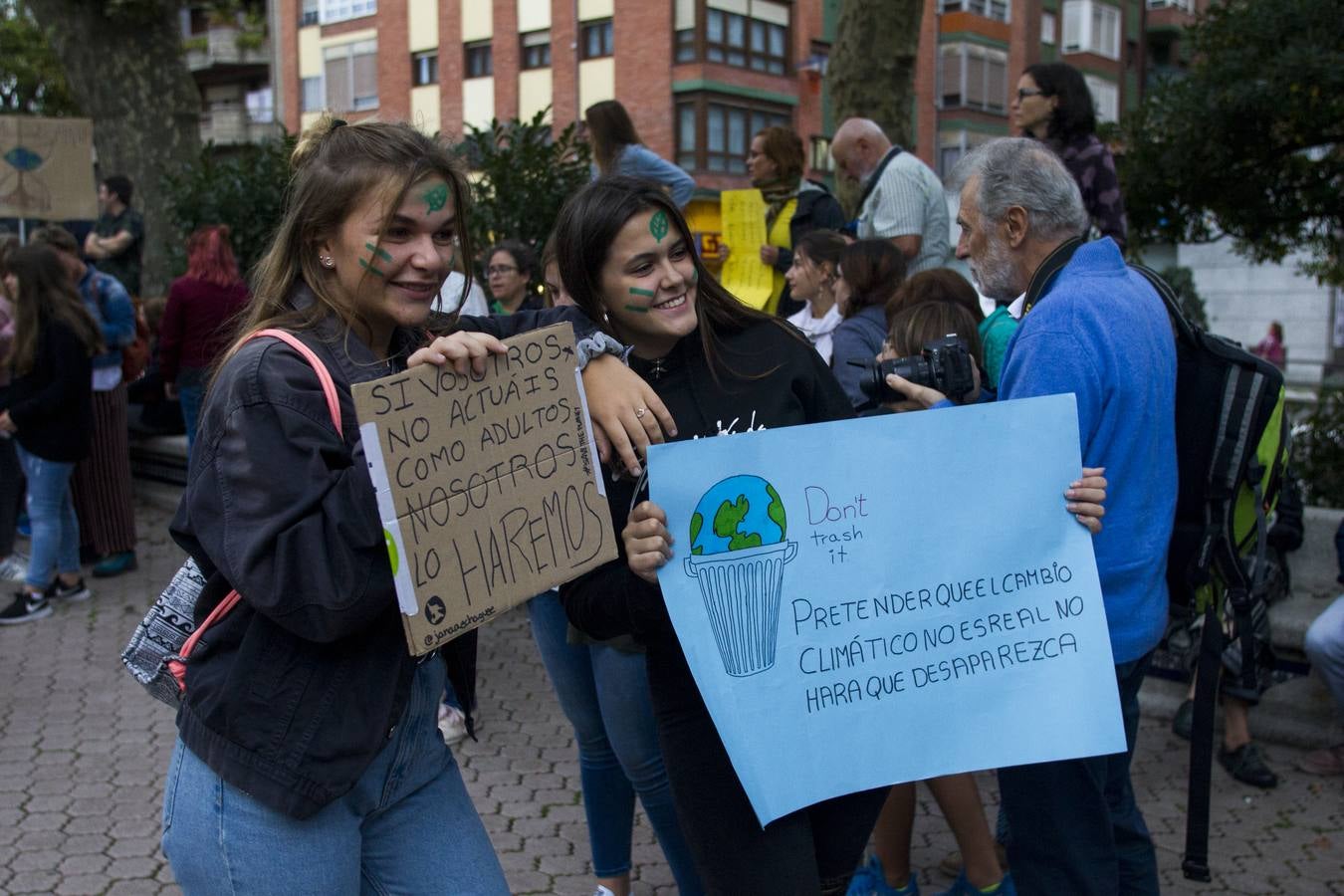 Jóvenes por las calles de Santander protestan contra el cambio climático