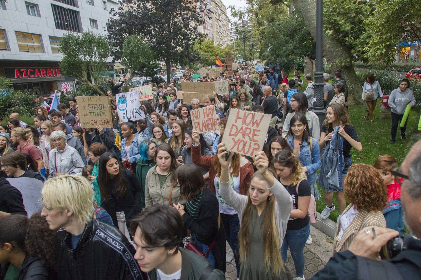 Jóvenes por las calles de Santander protestan contra el cambio climático