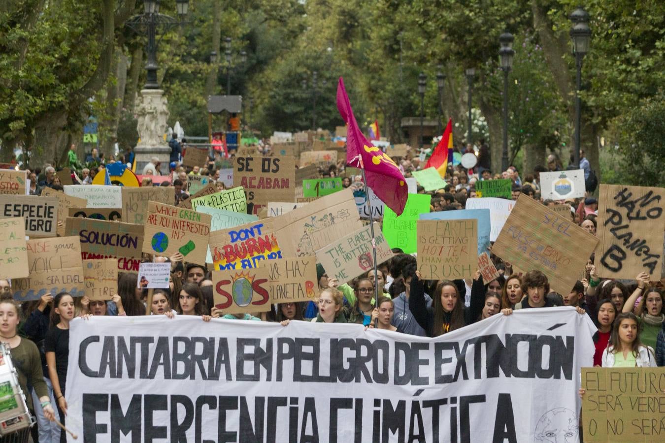 Jóvenes por las calles de Santander protestan contra el cambio climático