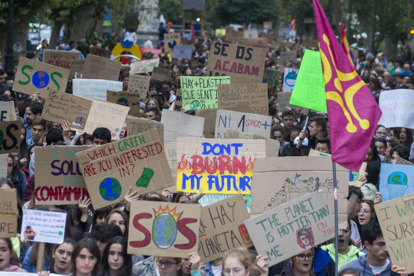 Jóvenes por las calles de Santander protestan contra el cambio climático