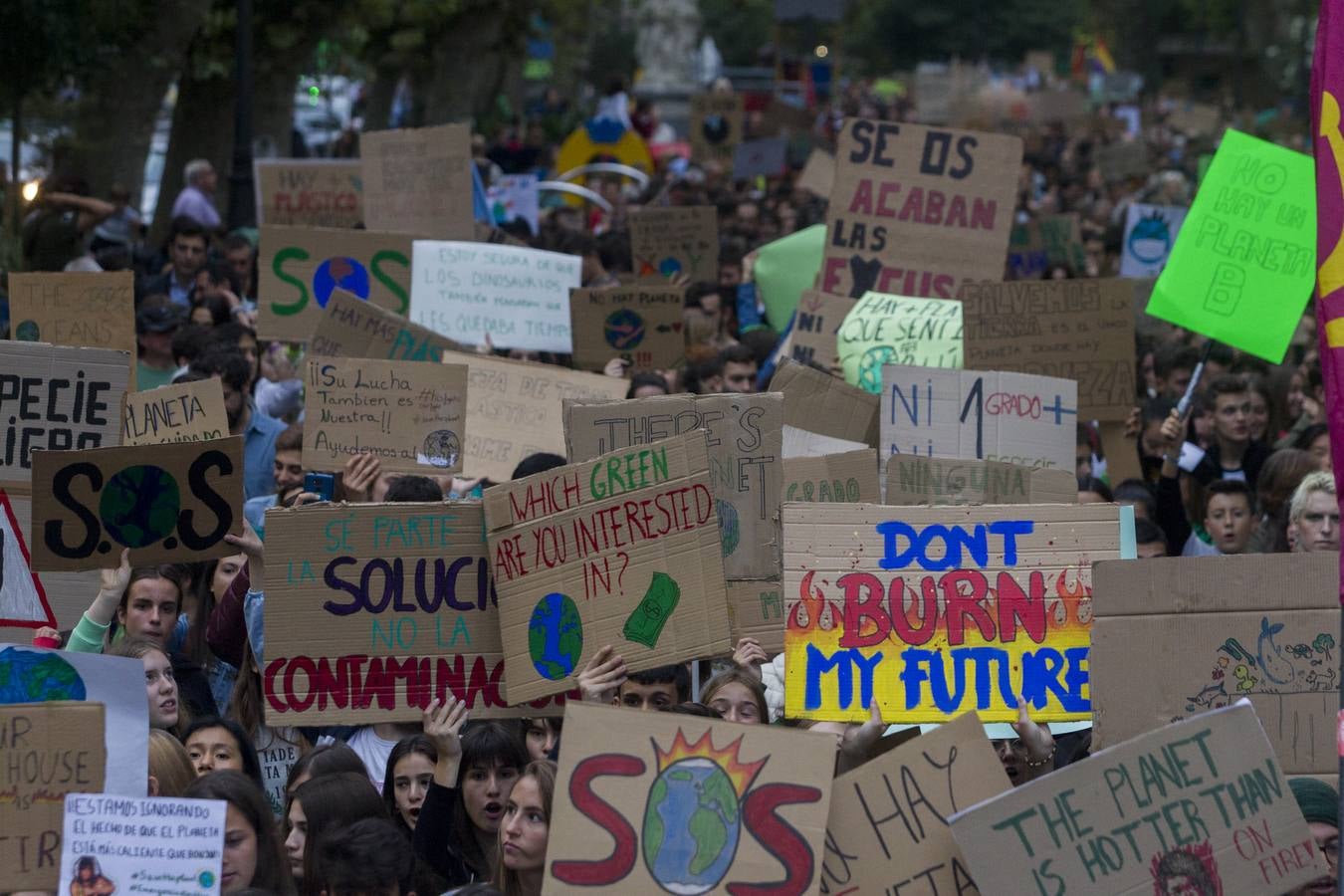 Jóvenes por las calles de Santander protestan contra el cambio climático