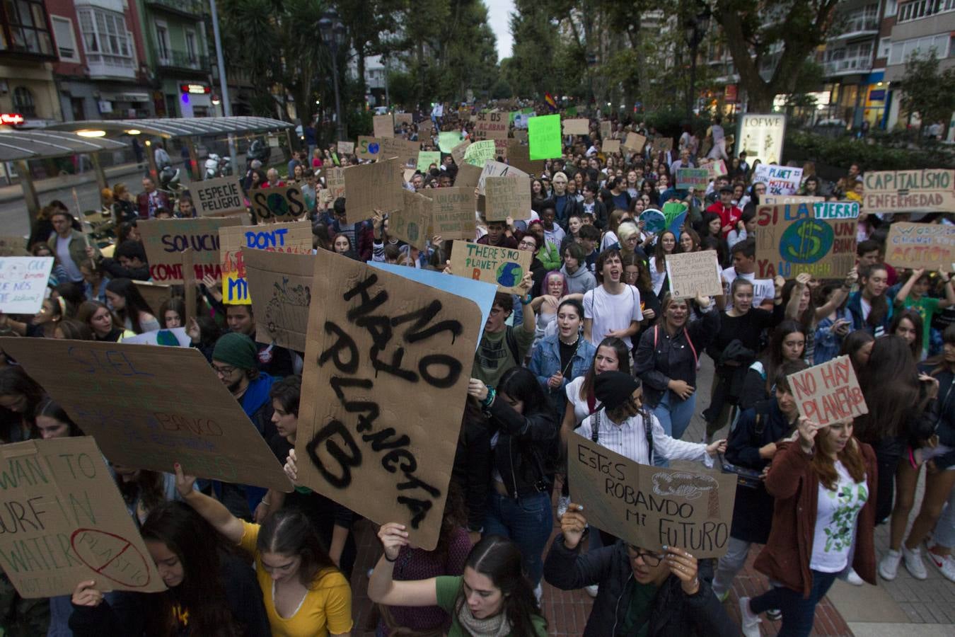 Jóvenes por las calles de Santander protestan contra el cambio climático