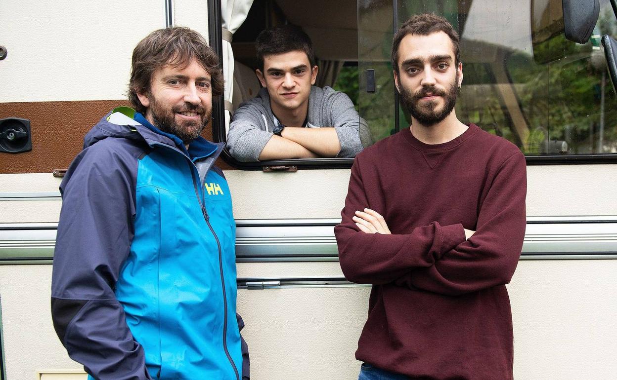 El director y los actores protagonistas del film. 