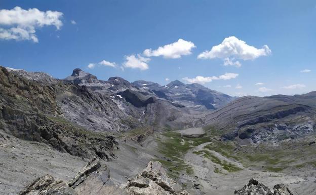 Tras atravesar los Llanos de Sallarons, hay que girar a la derecha hacia el Collado Blanco y continuar hasta el fondo del valle para girar a la izquierda.