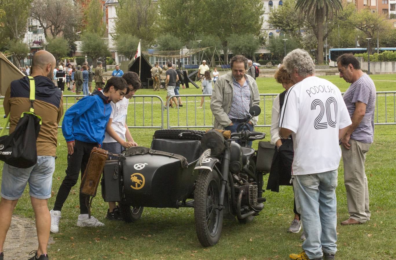 Las 'tropas' que este sábado protagonizarán la recreación del Día D del Desembarco de Normandía han desfilado este viernes por Santander