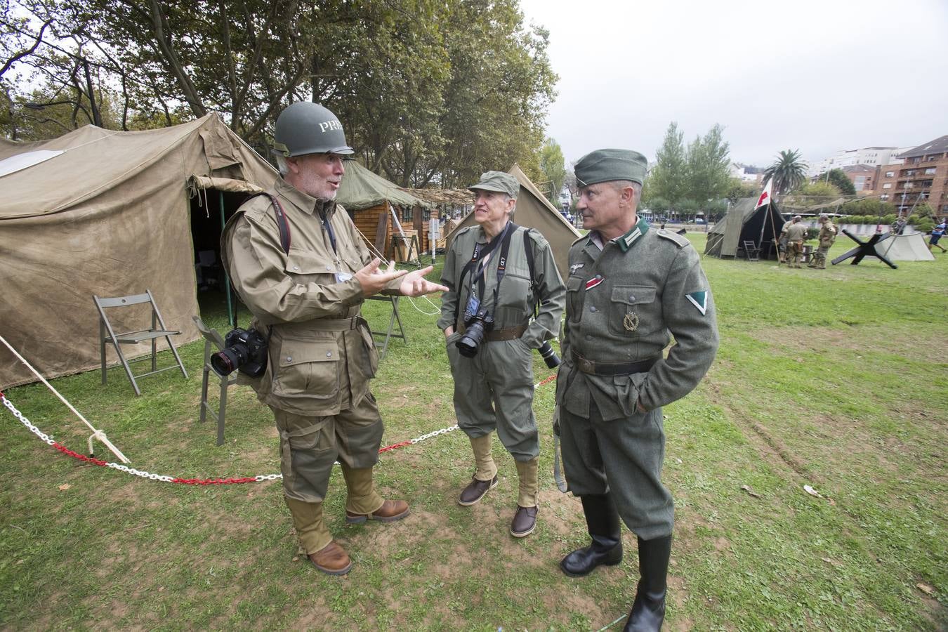 Las 'tropas' que este sábado protagonizarán la recreación del Día D del Desembarco de Normandía han desfilado este viernes por Santander