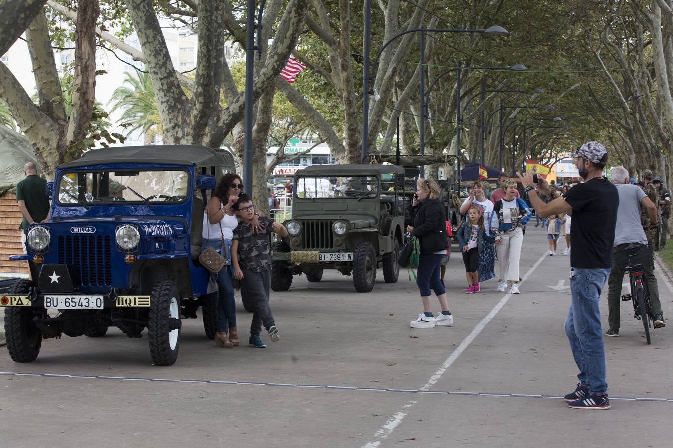 Las 'tropas' que este sábado protagonizarán la recreación del Día D del Desembarco de Normandía han desfilado este viernes por Santander