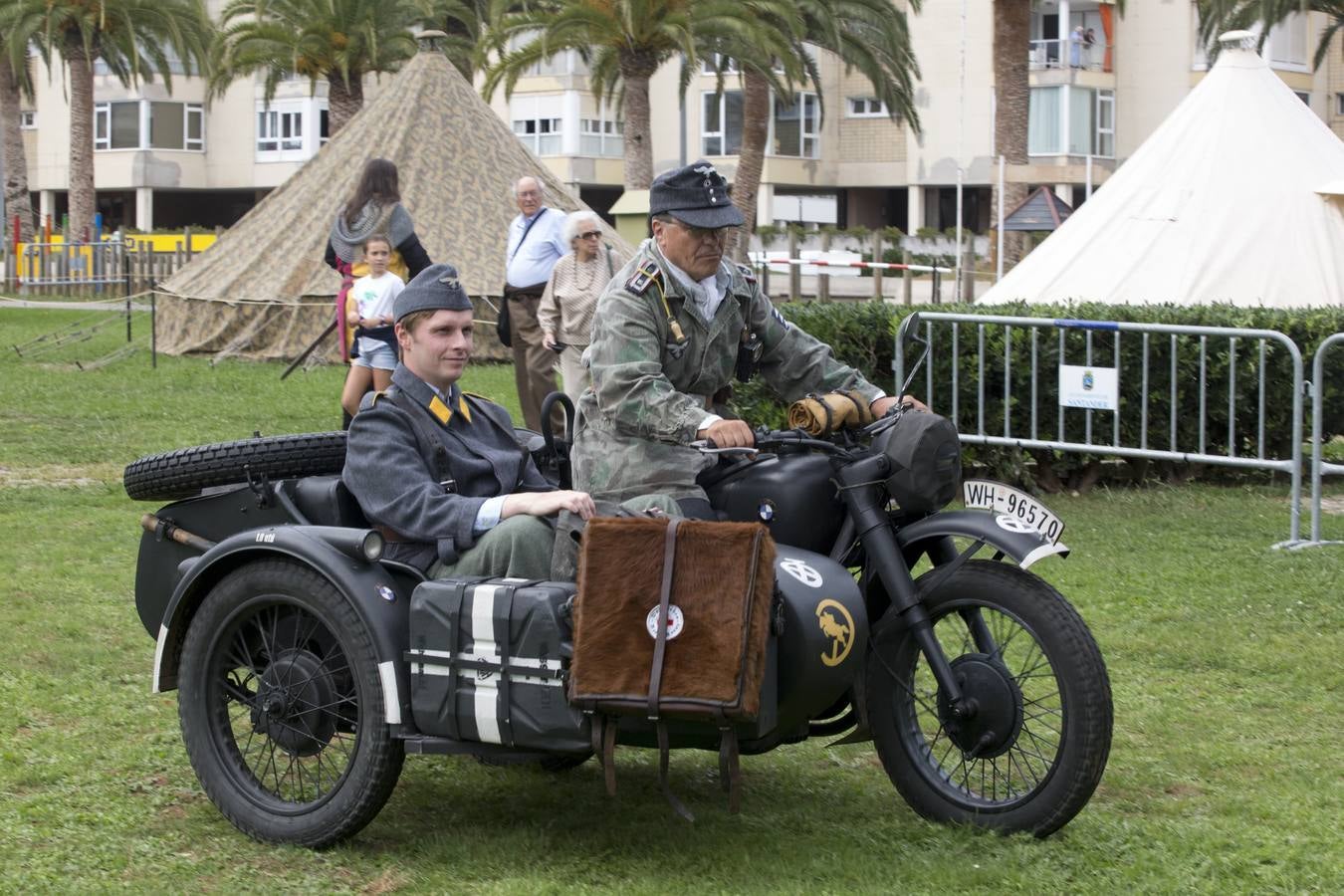 Las 'tropas' que este sábado protagonizarán la recreación del Día D del Desembarco de Normandía han desfilado este viernes por Santander