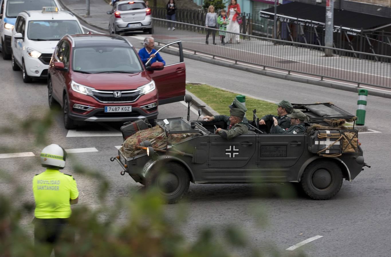 Las 'tropas' que este sábado protagonizarán la recreación del Día D del Desembarco de Normandía han desfilado este viernes por Santander