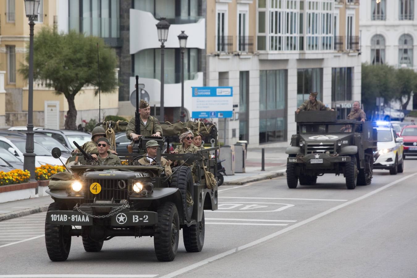 Las 'tropas' que este sábado protagonizarán la recreación del Día D del Desembarco de Normandía han desfilado este viernes por Santander