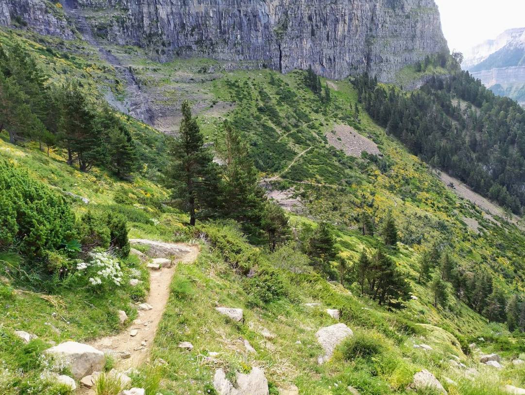 El sendero hacia las clavijas de Carriata ofrece grandes vistas