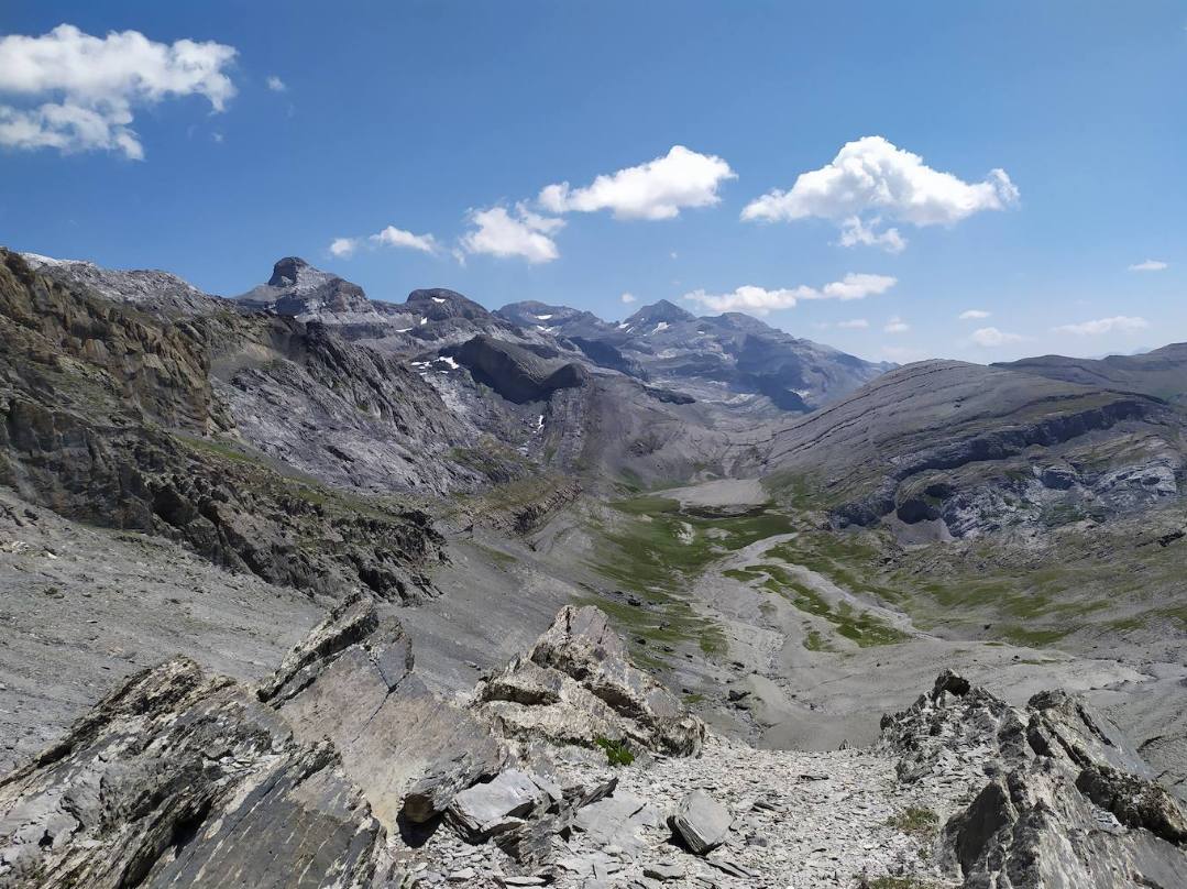 Tras atravesar los Llanos de Sallarons, hay que girar a la derecha hacia el Collado Blanco y continuar hasta el fondo del valle para girar a la izquierda.