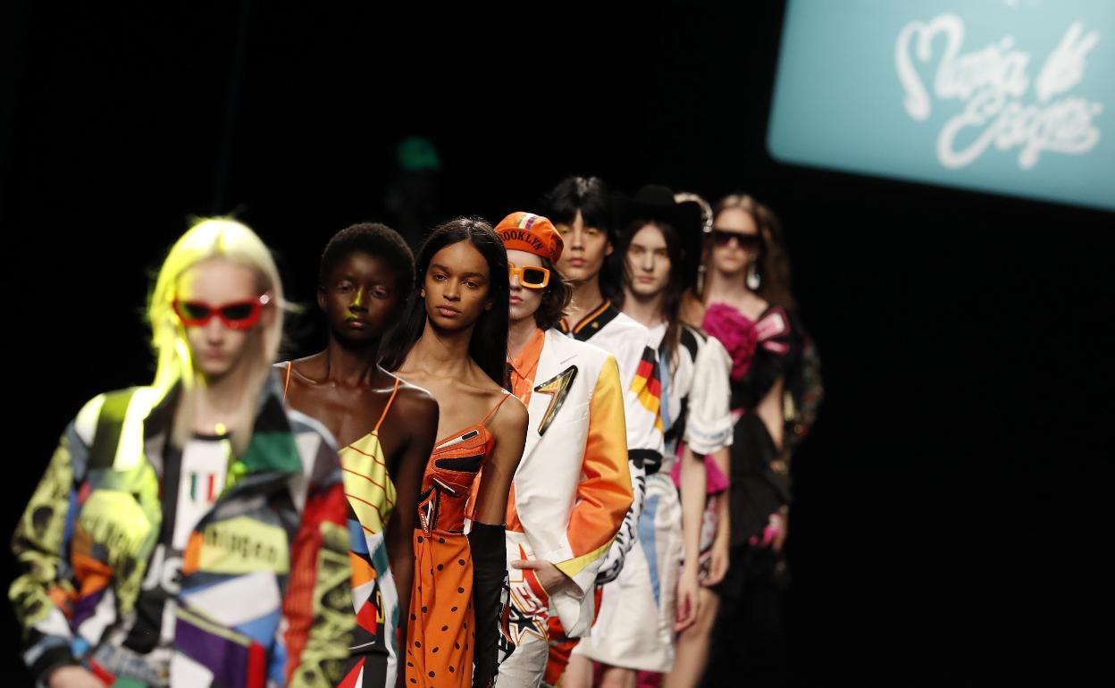 Modelos lucen las creaciones de la firma Wallapop X María Escoté en la Mercedes-Benz Fashion Week Madrid.