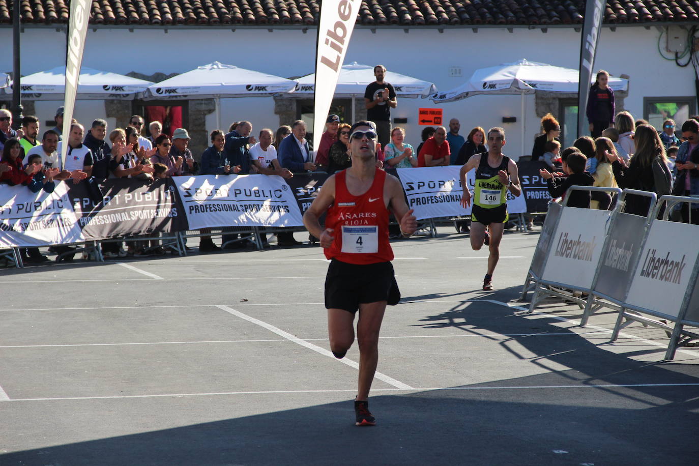 Los lebaniegos Manuel Heras y Felipe Fernández durante el sprint realizado a la llegada a la meta de Potes