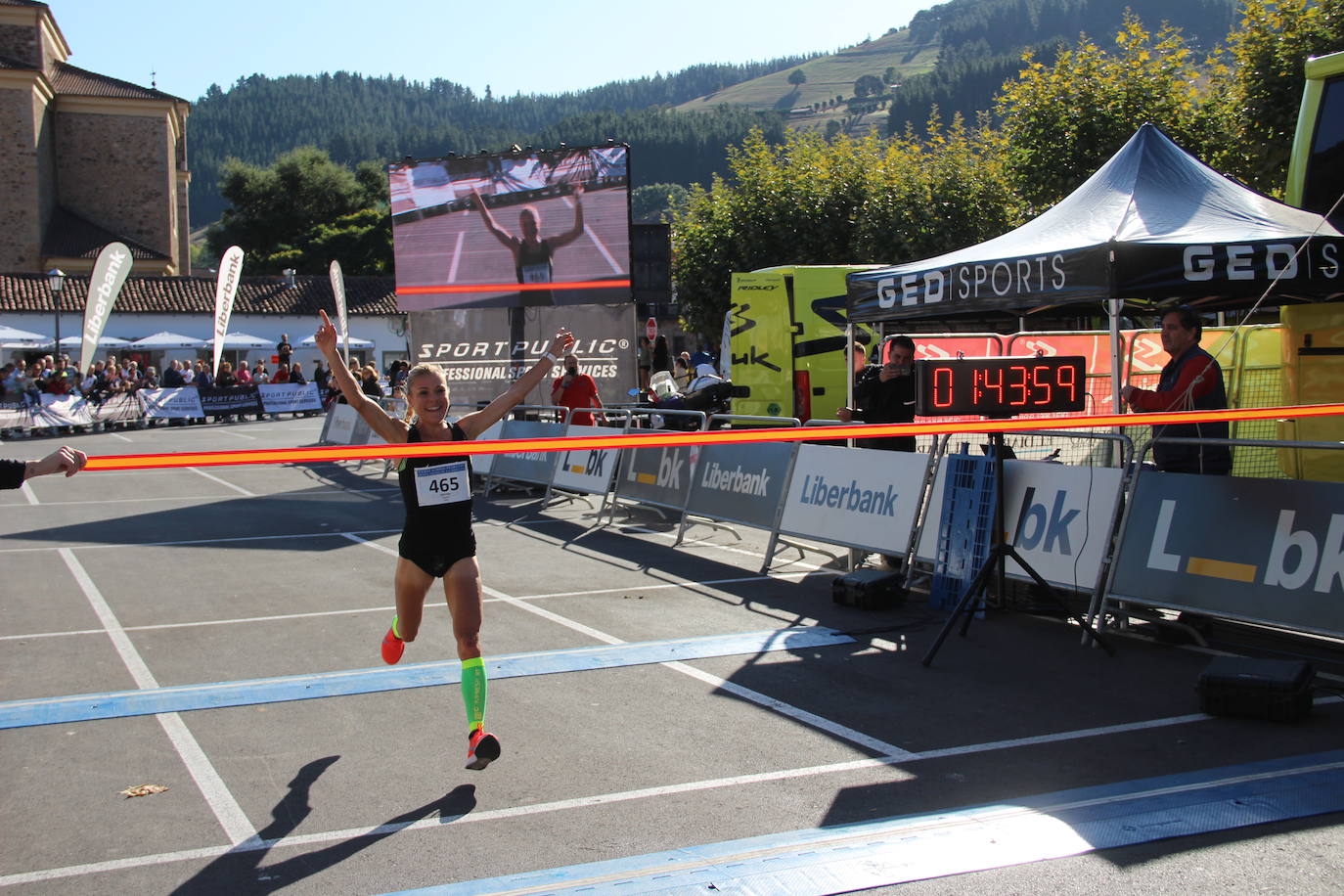 Mónica Gutiérrez en el momento de entrar vencedora femenina y de batir el récord de la prueba en la meta de Potes