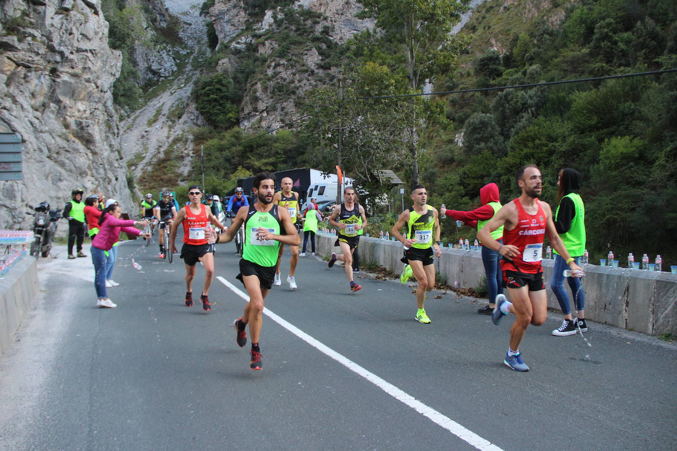 Grupo de corredores a su paso por Urdón