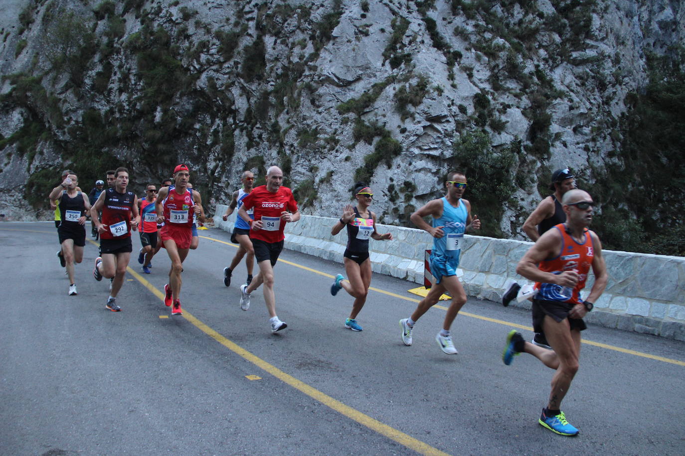 Grupo de corredores en un tramo del desfiladero de la Hermida.