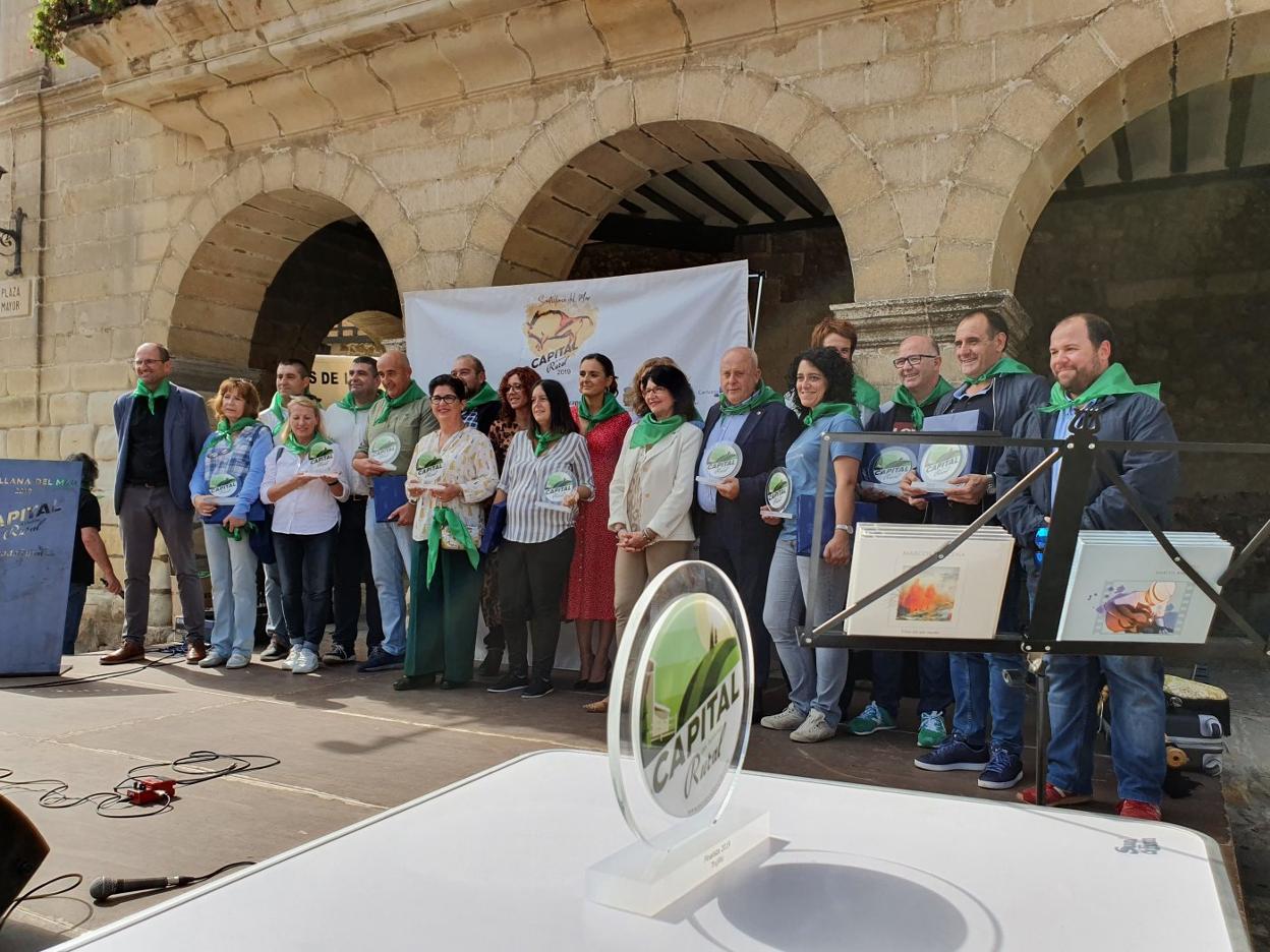 Los finalistas del concurso reciben un trofeo. :: s. torre