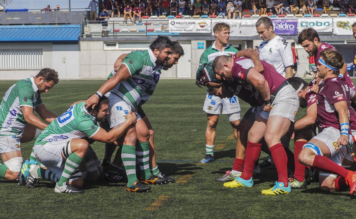 Los jugadores de ambos equipos se preparan para realizar una melé durante el partido de este domingo.