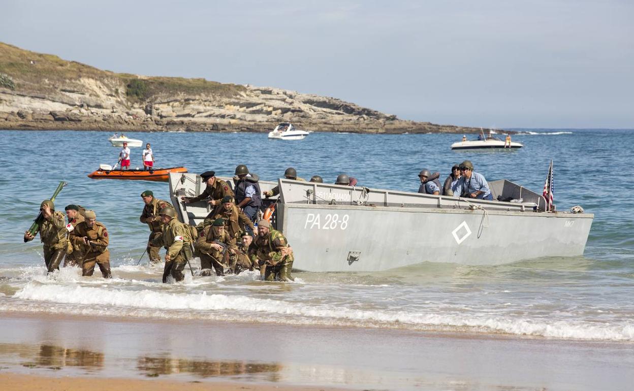 Los aliados, en el momento del desembarco en El Sardinero.