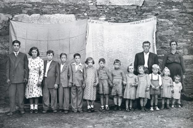 Familia numerosa con vestimenta de domingo.