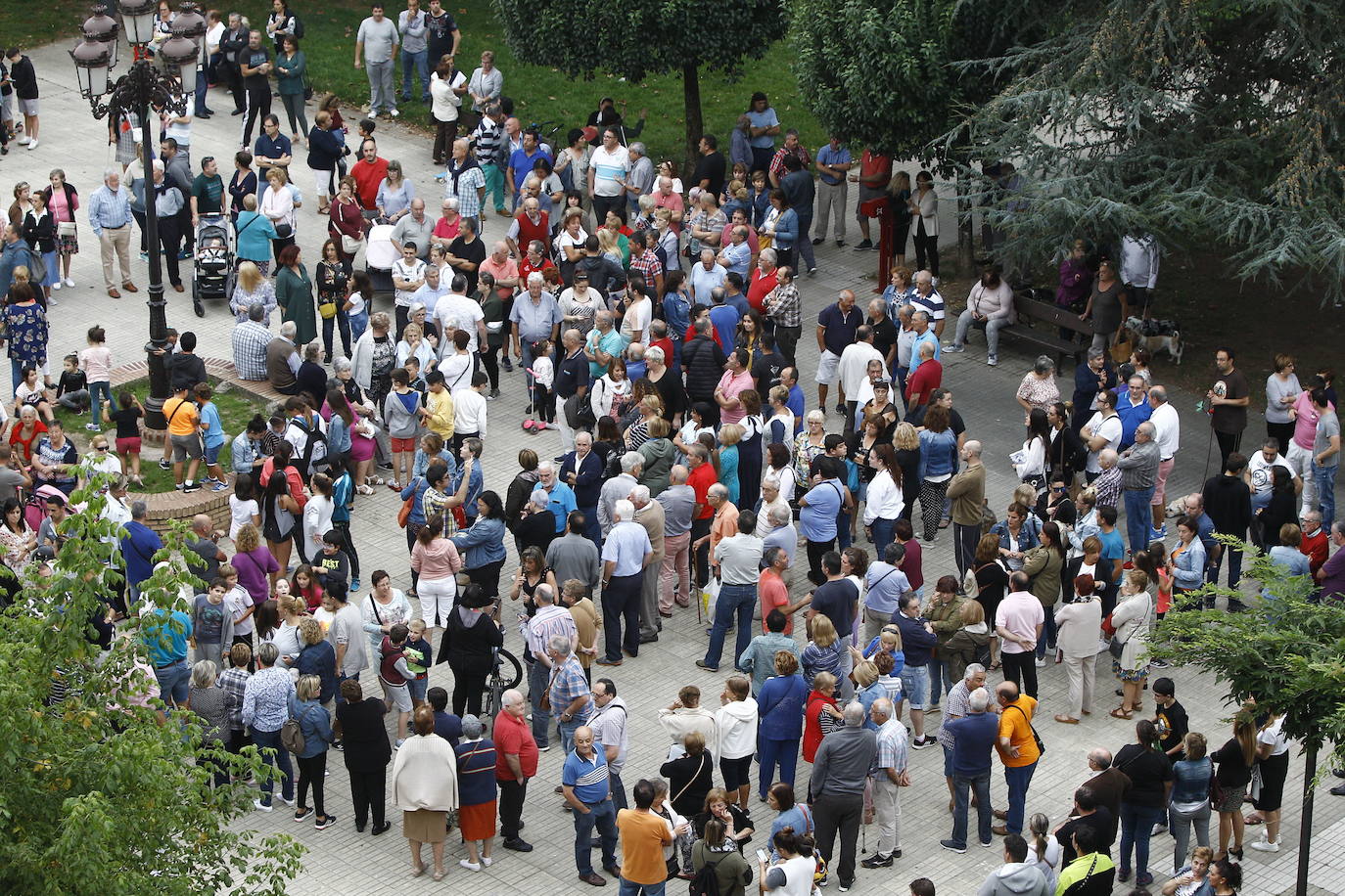 Cientos de personas se manifestaron ayer en la plaza Mauro Muriedas de Nueva Ciudad (Torrelavega) para reclamar medidas judiciales frente a las acciones violentas y amenazas ejercidas por un expresidiario, Iván F. H.