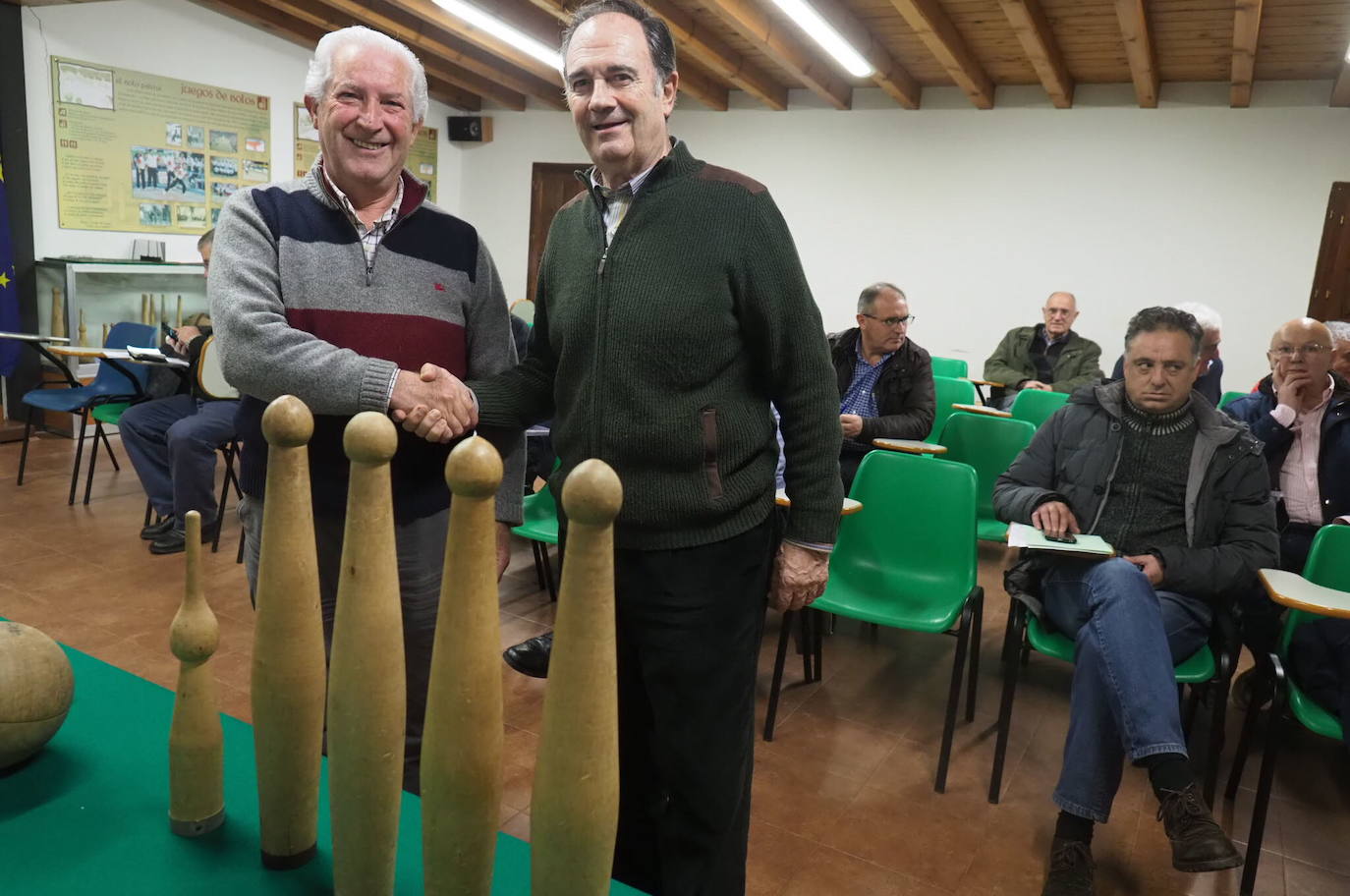 2018. José Manuel Riancho (d) toma posesión como nuevo presidente de la Asociaicón de Peñas de Bolos, Apebol.