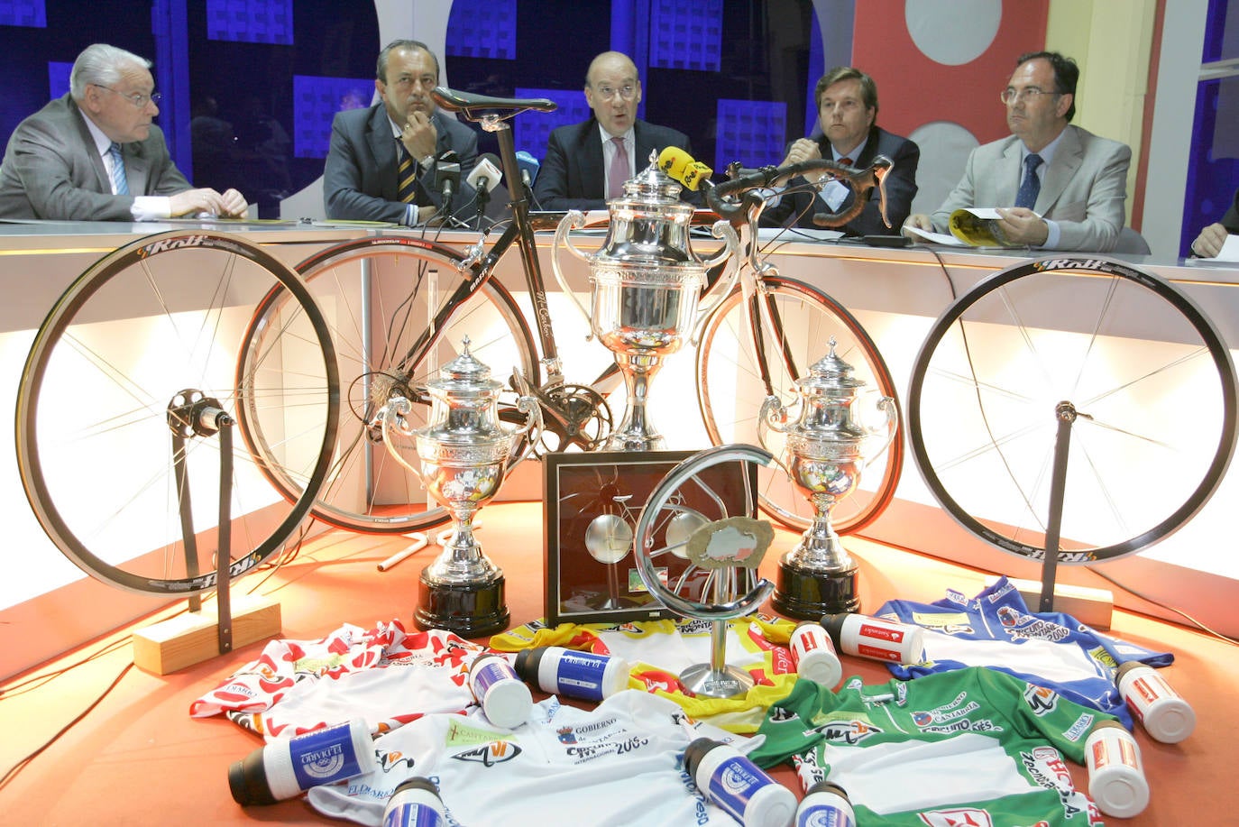 2006. Presentación del XXI Circuito Montañés Internacional 2006. De izq. a dcha, Germán Cerezo, Julián Pelayo, Francisco Javier López Marcano, Mariano Linares, Carlos Hazas y José Manuel Riancho.