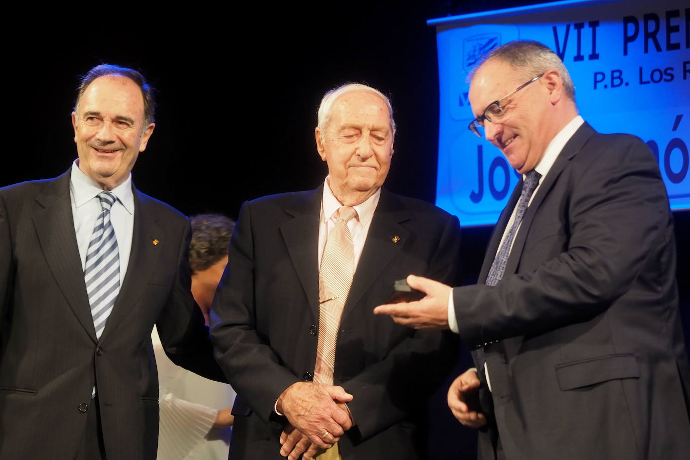 2018. Ramón Sánchez Mier 'Ramonín' recibe el Premio Muslera de manos de José Manuel Riancho (i) y José Manuel Díaz.