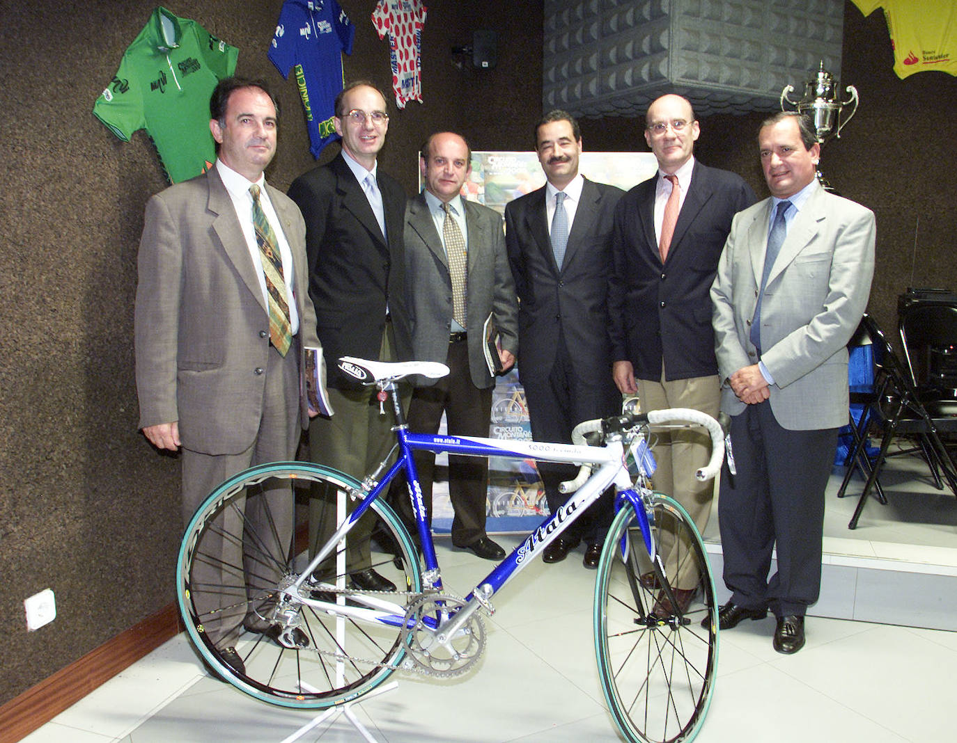 2000. De izq. a dcha, José Manuel Riancho, José Antonio Cagigtas, Fernando Ateca, Angel Blanco, Mariano Linares y Miguel Angel Sañudo, durante la presentación de la XV edición del Circuito Montañés de Ciclismo.