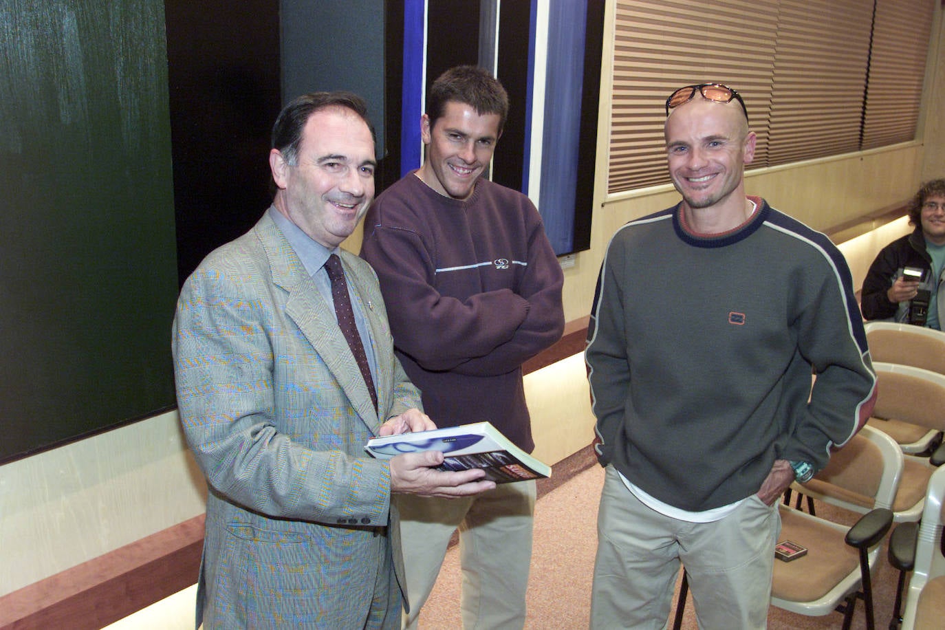 2000. Presentación de la "Guía del surf, en España". De izq. a dcha, José Manuel Riancho, Pablo Solar y José Pellón