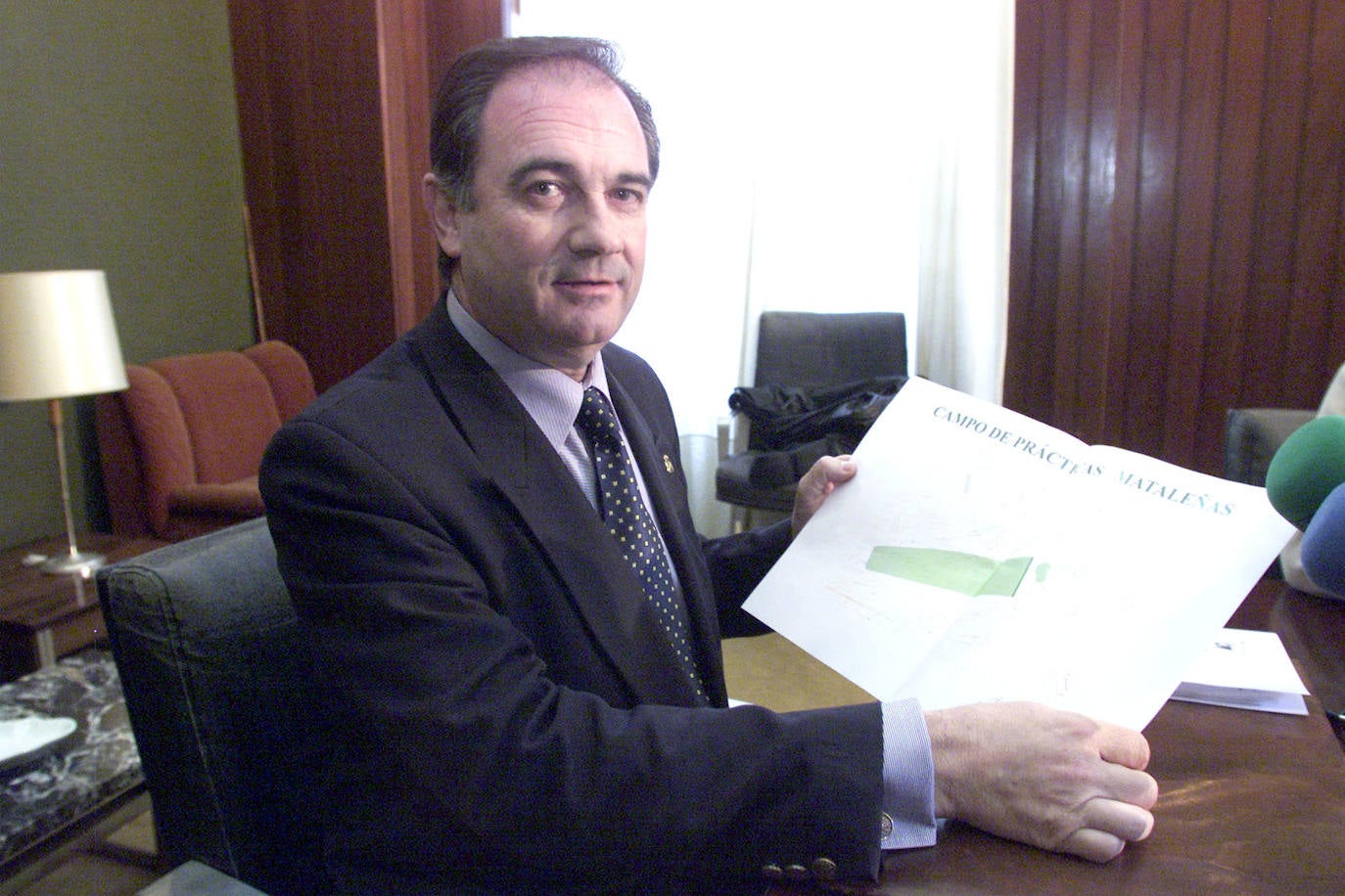 2001. José Manuel Riancho, concejal de Deportes de Santander. Presentación del campo de prácticas de golf en el camping de Bellavista