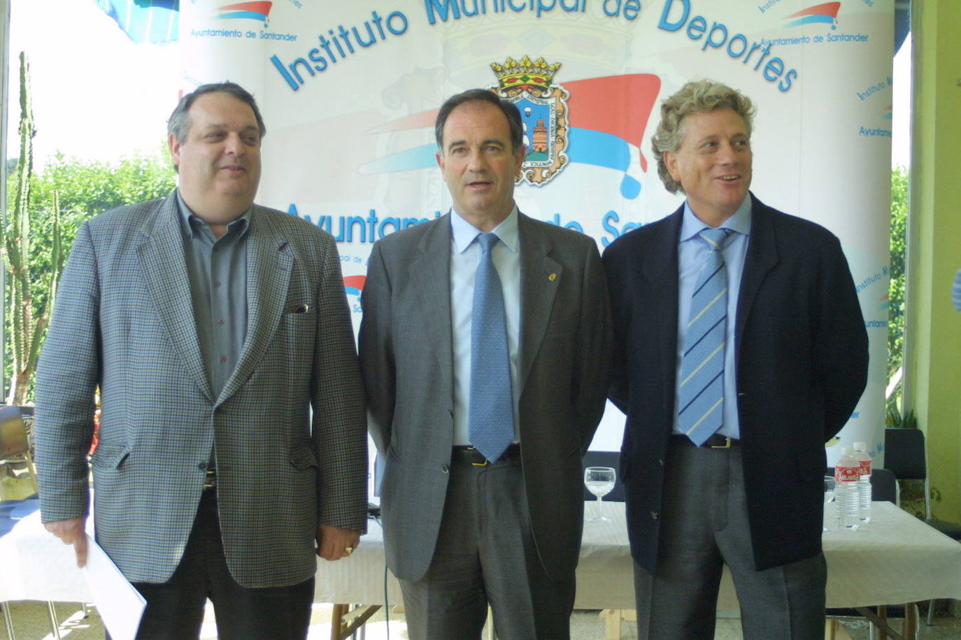 2002. De izq. a dcha, Miguel Ortiz, presidente de la Federación Cántabra de Balonmano; el concejal, José Manuel Riancho; y Luis Morante, director de IMD. Presentación de los dos sectores del nacional juvenil de balonmano.