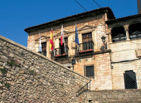 Imagen secundaria 1 - Casa de Corro, Antiguo hospital de la Concepción, en la actualidad casa consistorial y una de las puertas de acceso a la puebla vieja