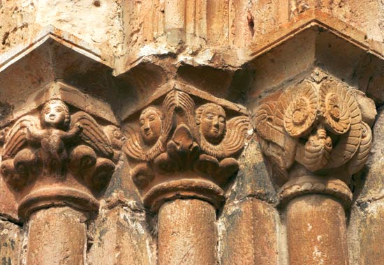 Imagen principal - Capiteles de la iglesia de Santa María de los Ángeles, Capilla de la Virgen de la Barquera y Torre de la iglesia de Santa Maria de los Ángeles