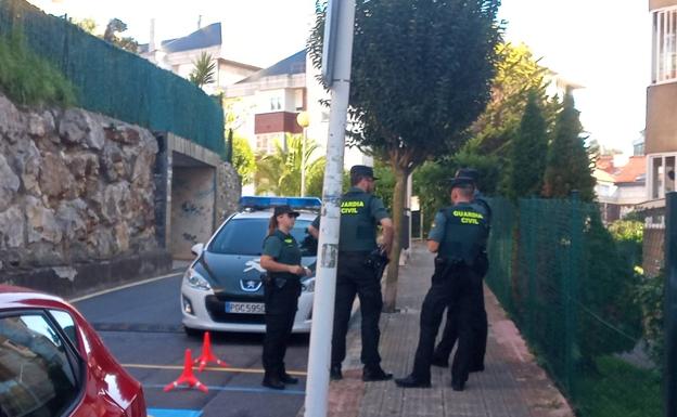 Imagen principal - Arriba, Agentes en las inmediaciones de la casa de la detenida por el homicidio de su pareja, Abajo la casa donde la amiga custodió durante meses la caja con la cabeza dentro. Debajo, la vivienda de la detenida y el edificio de su amiga.