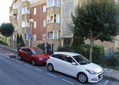 Imagen secundaria 1 - Arriba, Agentes en las inmediaciones de la casa de la detenida por el homicidio de su pareja, Abajo la casa donde la amiga custodió durante meses la caja con la cabeza dentro. Debajo, la vivienda de la detenida y el edificio de su amiga.