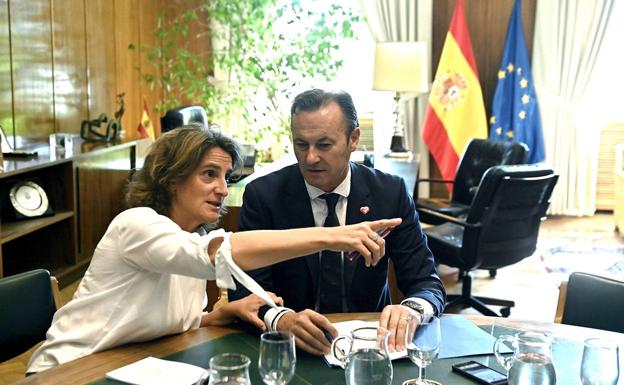 La ministra Teresa Ribera junto al consejero Guillermo Blanco, en la reunión ministerial.