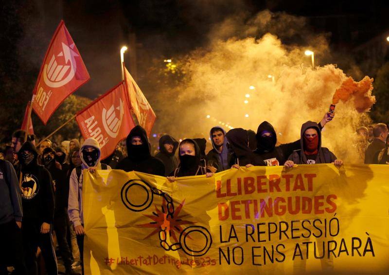 Unos 300 independentistas se han concentrado a primera hora de la mañana frente al cuartel de la Guardia Civil de Girona, convocados por diversas organizaciones con motivo del segundo aniversario del 1-O.