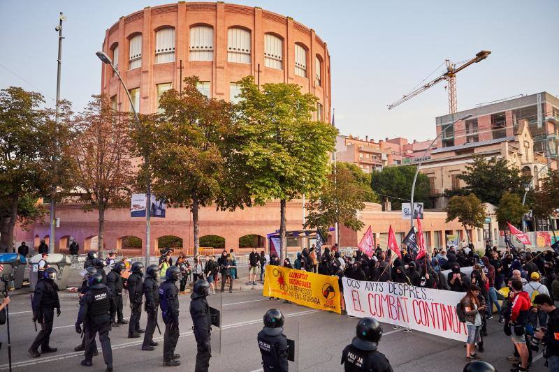 Unos 300 independentistas se han concentrado a primera hora de la mañana frente al cuartel de la Guardia Civil de Girona, convocados por diversas organizaciones con motivo del segundo aniversario del 1-O.
